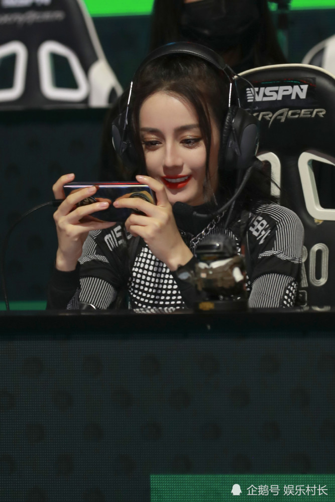 迪丽热巴|迪丽热巴游戏直播被黑惨，被指无礼貌不敬业，对杨超越有爱举动却被忽视