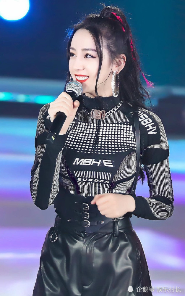 迪丽热巴|迪丽热巴游戏直播被黑惨，被指无礼貌不敬业，对杨超越有爱举动却被忽视