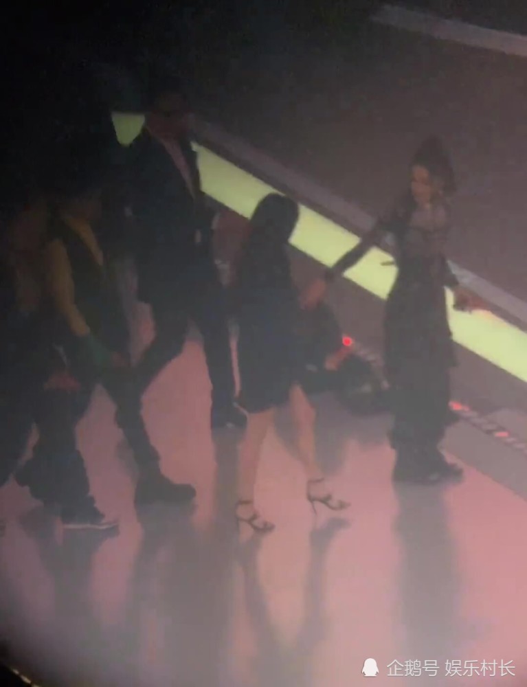 迪丽热巴|迪丽热巴游戏直播被黑惨，被指无礼貌不敬业，对杨超越有爱举动却被忽视