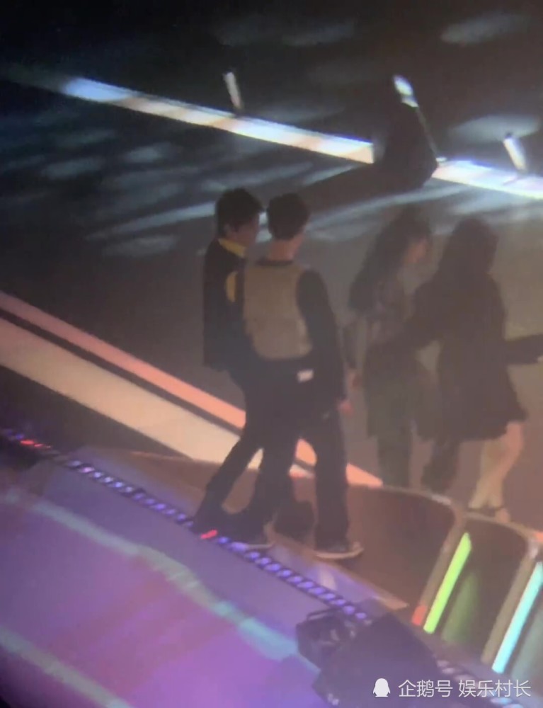 迪丽热巴|迪丽热巴游戏直播被黑惨，被指无礼貌不敬业，对杨超越有爱举动却被忽视