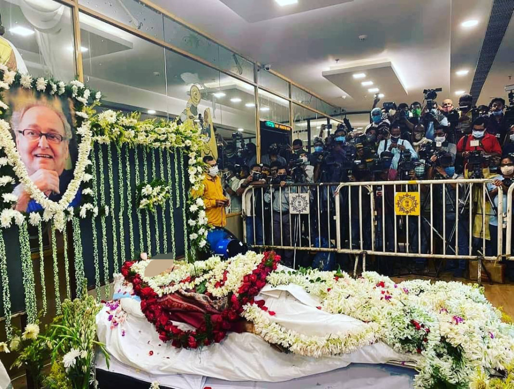 松米特拉·查特吉|印度巨星因新冠去世，ICU内照片曝光，家人竟在葬礼上与他吻别