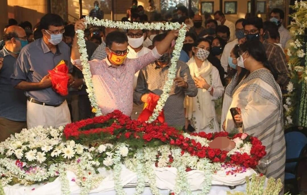 松米特拉·查特吉|印度巨星因新冠去世，ICU内照片曝光，家人竟在葬礼上与他吻别