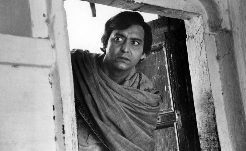 松米特拉·查特吉|印度巨星因新冠去世，ICU内照片曝光，家人竟在葬礼上与他吻别