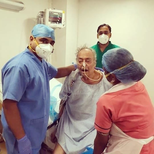 松米特拉·查特吉|印度巨星因新冠去世，ICU内照片曝光，家人竟在葬礼上与他吻别