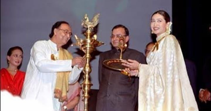 松米特拉·查特吉|印度巨星因新冠去世，ICU内照片曝光，家人竟在葬礼上与他吻别