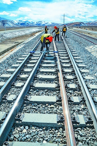 20世纪70年代,中央作出了青藏公路铺设油路(沥青路)的重大决定.