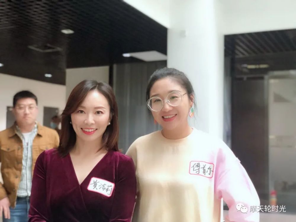 而可爱的冉高鸣很瘦,脸非常小,而且身高真的很高,跟我合照时非常贴心