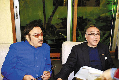 卢海鹏是早年tvb综合性节目《欢乐今宵》台柱,以模仿,恶搞当红明星及