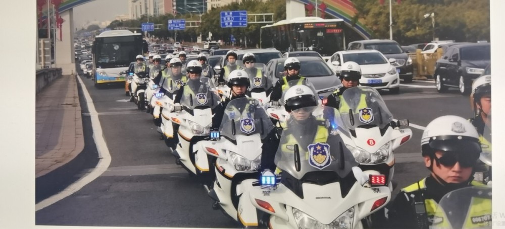 铁骑交警|帅气！北京铁骑交警今天正式着新式警用骑行服亮相！