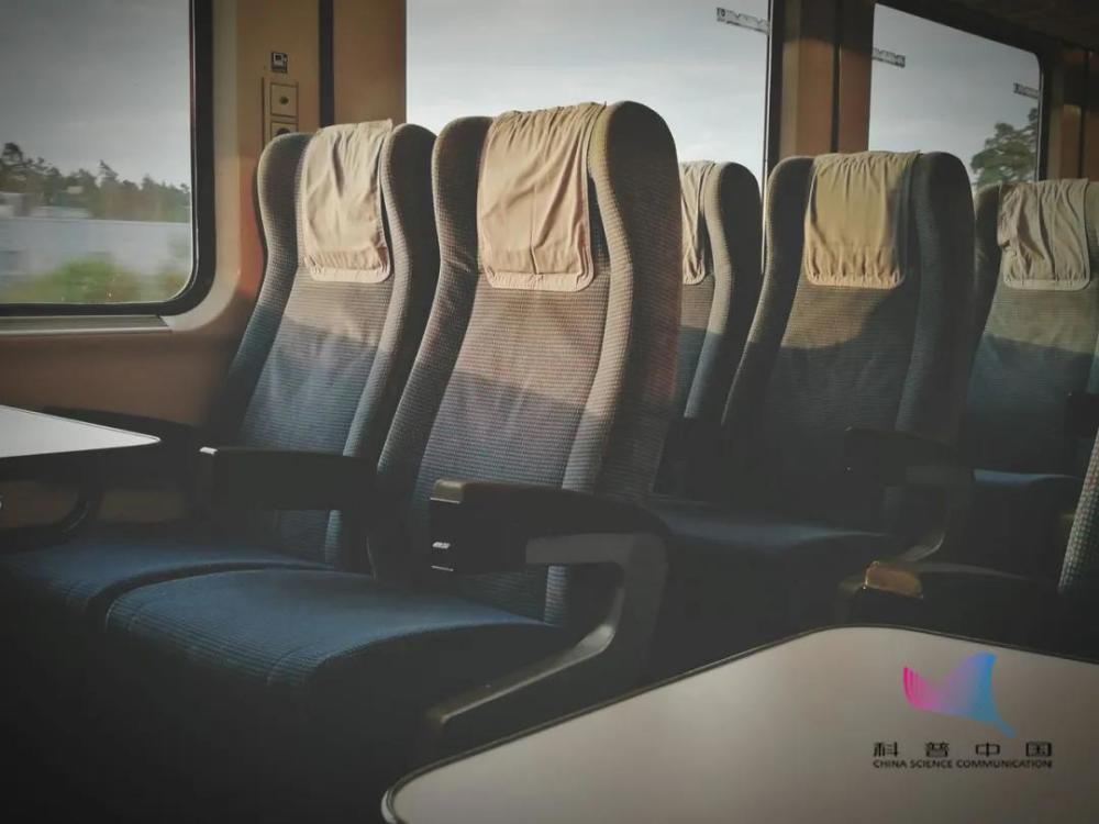 火车|为啥火车座位是面对面，高铁却朝前？答案出乎意料