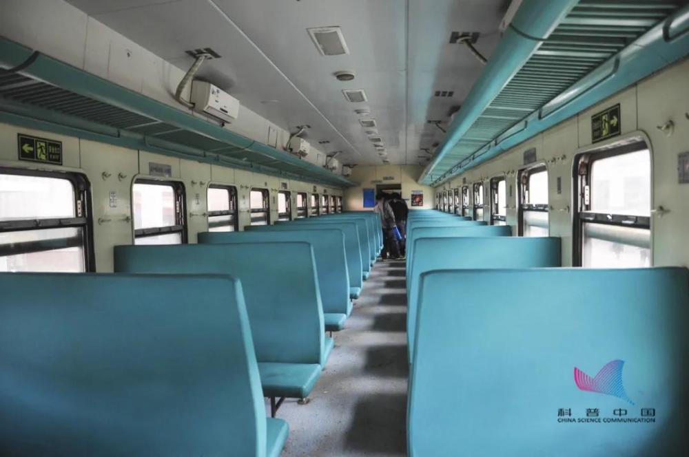 火车|为啥火车座位是面对面，高铁却朝前？答案出乎意料