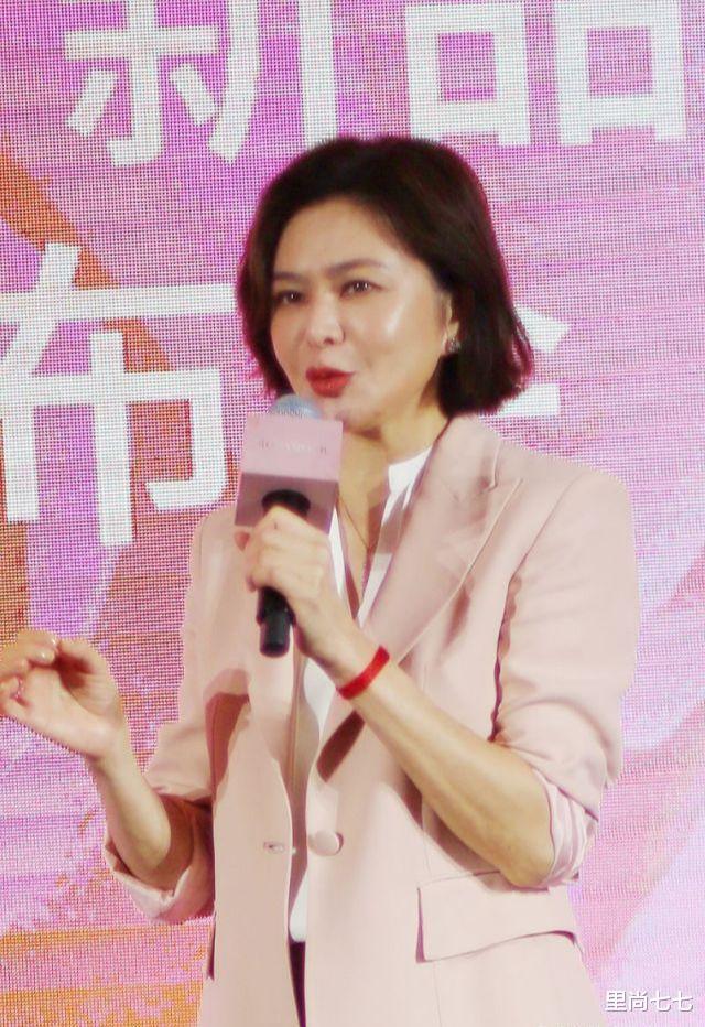 关之琳现身活动近照曝光,苹果肌紧绷下巴却松弛,侧颜脸垮显僵硬