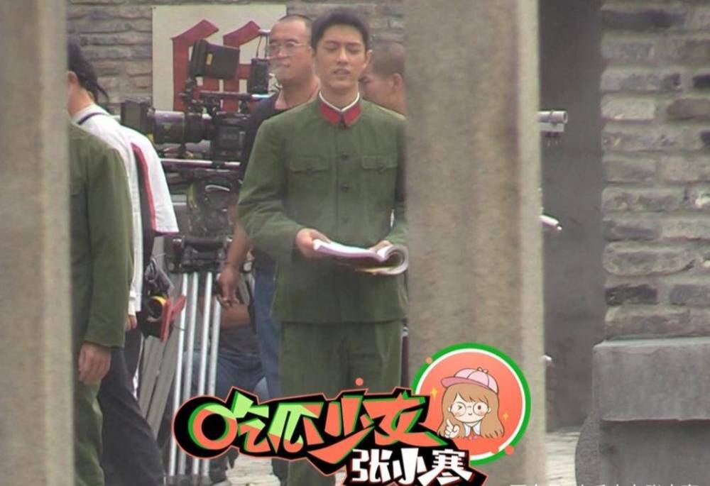 肖战|肖战最新路透曝光！片场上演飞踢队友一幕，面带笑容展现少年活力