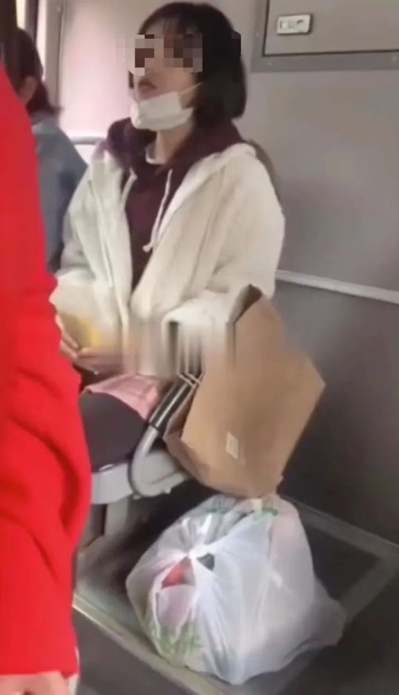 榴莲|女子公交不戴口罩吃榴莲还怼劝阻者