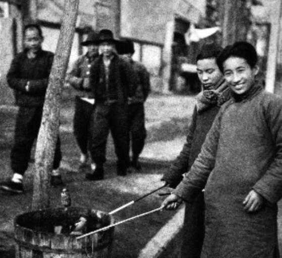 民国老照片地主老财被当众审判养鸟的北京人兴致高
