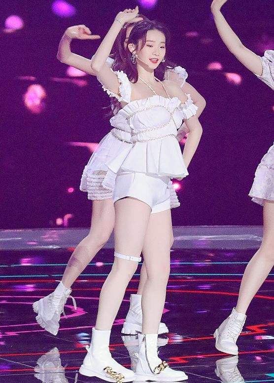 张艺凡跳舞肩带断掉滑到手腕后她下一秒的解救动作全场看尖叫