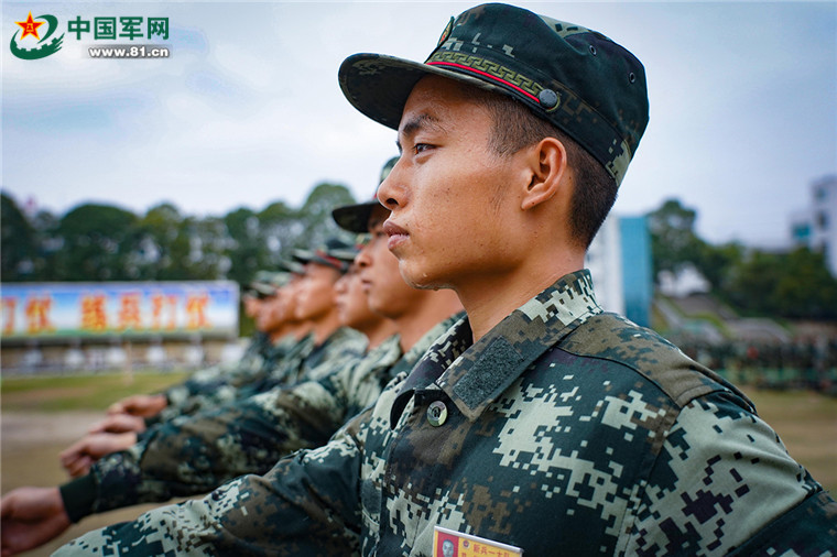 良好的隊列養成是一名軍人必備的素質.吳哲明攝