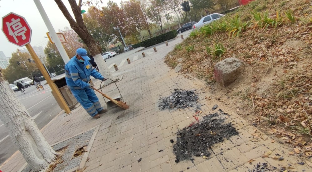 马路|破坏环境不可取！环卫工人清扫“寒衣”