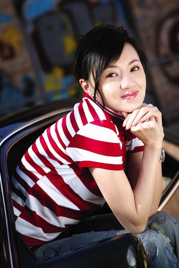 她30岁登上春晚,因工作患抑郁,如今康复回归却已人气不在