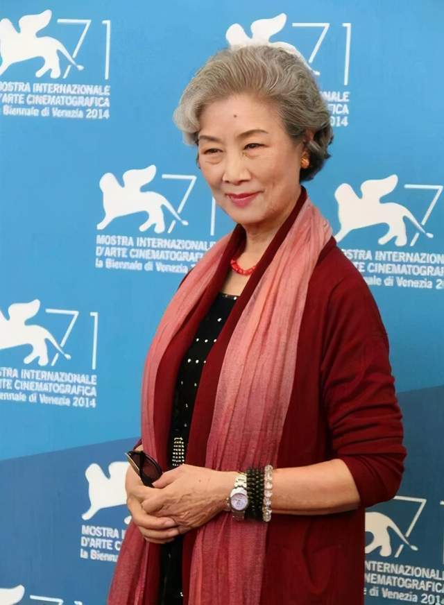 70岁吕中不愧是老艺术家,穿旗袍美到了国外,满头白发气质也优雅_腾讯