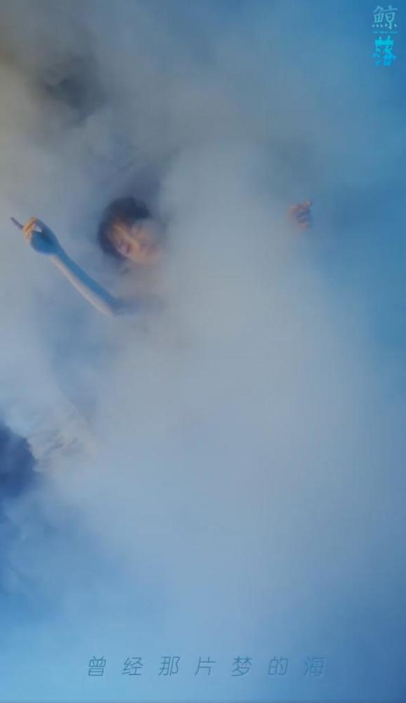 李小璐|李小璐再发新曲！水中穿性感V裙露纤细四肢，唱深情歌疑告别过去