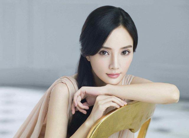 李小璐|李小璐再发新曲！水中穿性感V裙露纤细四肢，唱深情歌疑告别过去