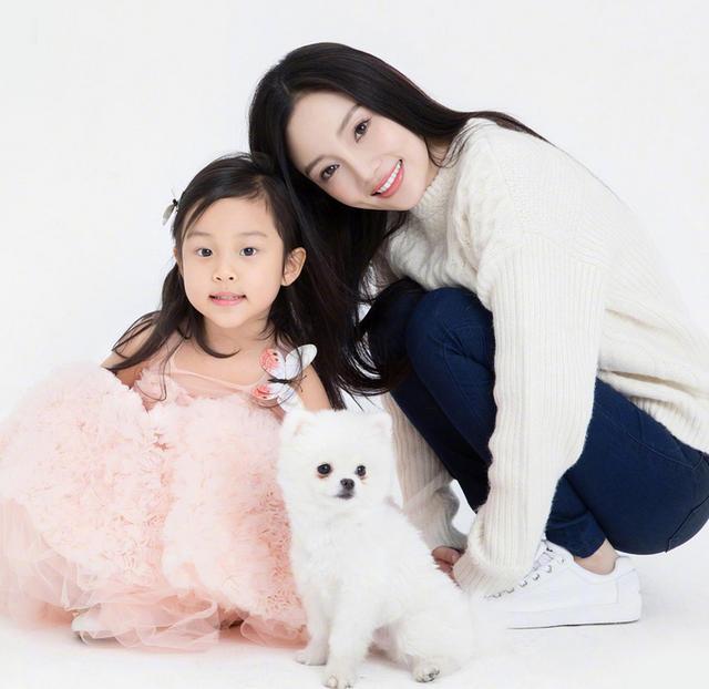 李小璐|李小璐再发新曲！水中穿性感V裙露纤细四肢，唱深情歌疑告别过去