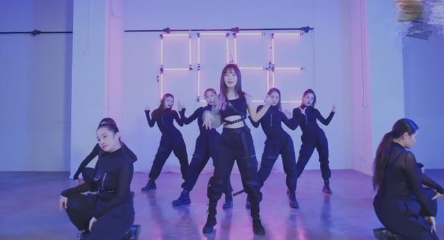 李小璐|李小璐再发新曲！水中穿性感V裙露纤细四肢，唱深情歌疑告别过去