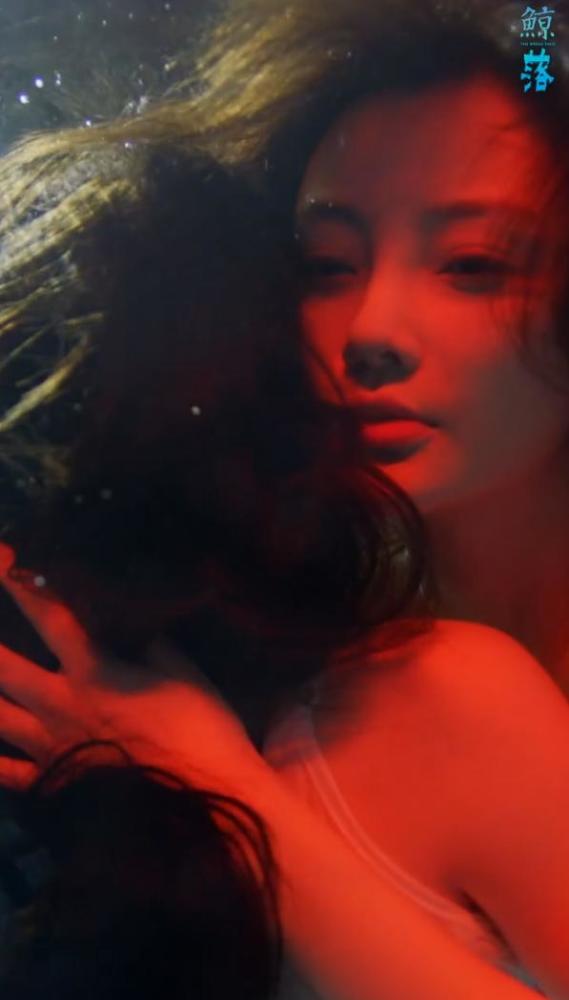 李小璐|李小璐再发新曲！水中穿性感V裙露纤细四肢，唱深情歌疑告别过去