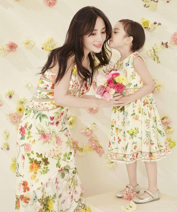 李小璐|李小璐再发新曲！水中穿性感V裙露纤细四肢，唱深情歌疑告别过去