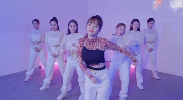 李小璐|李小璐再发新曲！水中穿性感V裙露纤细四肢，唱深情歌疑告别过去