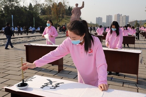 书法|四川遂宁蓬溪县：弘扬传统文化 万人挥毫泼墨写书法