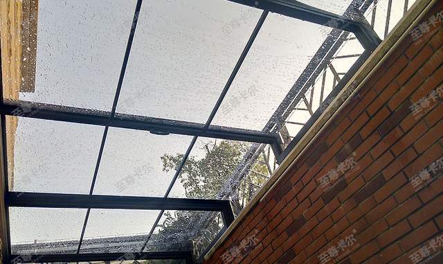 追求颜值将天井用玻璃封住,无奈又闷又热,简直太后悔了_腾讯新闻