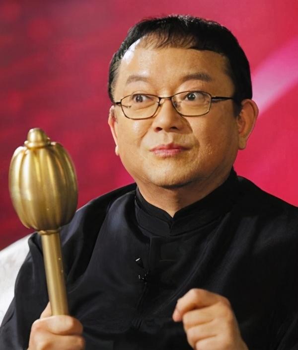 2013年,王刚因为在收藏鉴宝节目中抡锤砸宝而吃了官司,当时专家们将