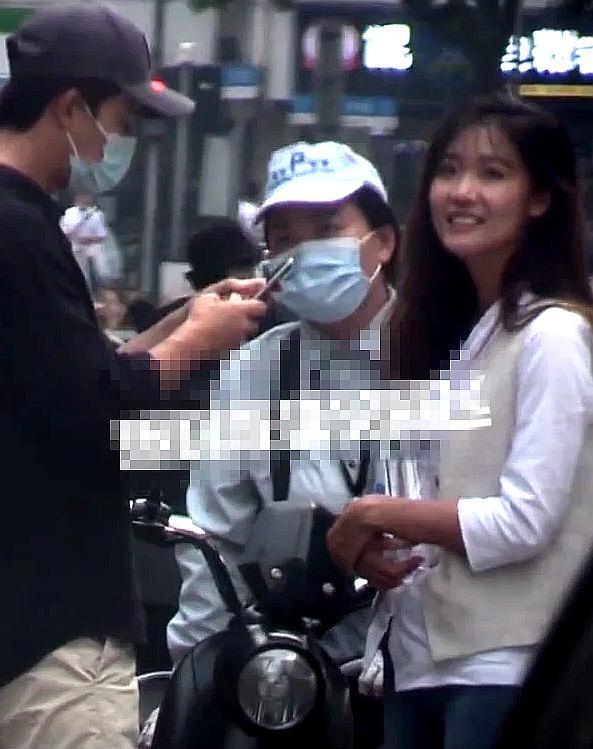 黄轩|黄轩携圈外女友罕现身！女方撒娇不停亲昵靠男友肩，被疑好事将近