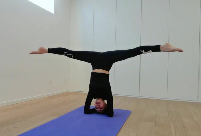 41岁关悦晒高难度瑜伽动作一字马秀小蛮腰四肢纤细比例完美