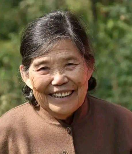 67岁才学画画的农村老人,凭啥被热捧为中国的梵高奶奶?_腾讯新闻