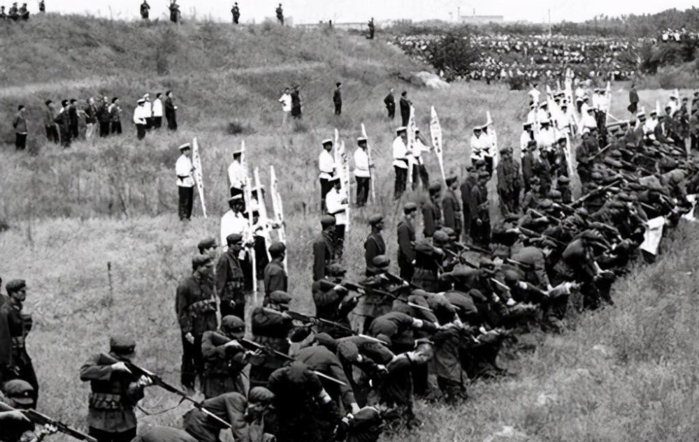 真实的80年严打老照片:大批犯人公开枪决,冤假错案,都是珍贵的历史!