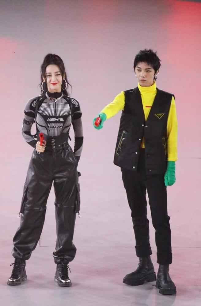 迪丽热巴|女儿追星迪丽热巴，意外碰到妈妈追星华晨宇，母女俩对话太搞笑