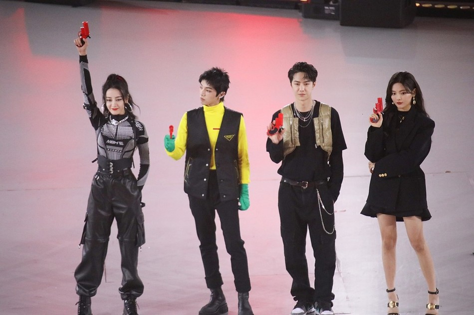 迪丽热巴|女儿追星迪丽热巴，意外碰到妈妈追星华晨宇，母女俩对话太搞笑