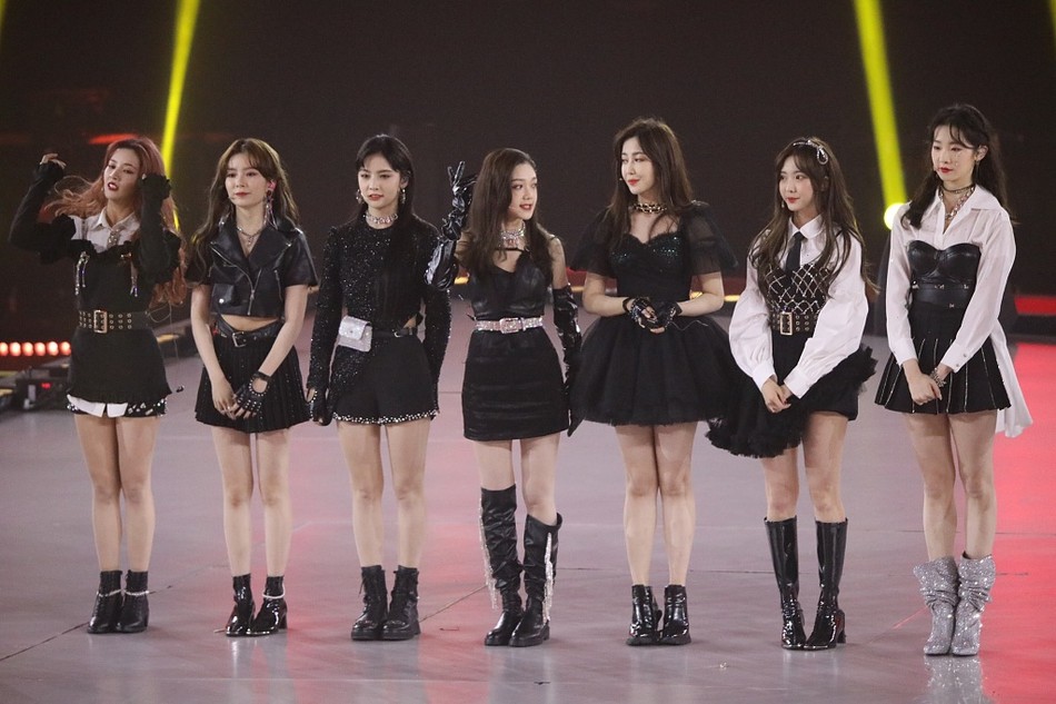 迪丽热巴|女儿追星迪丽热巴，意外碰到妈妈追星华晨宇，母女俩对话太搞笑