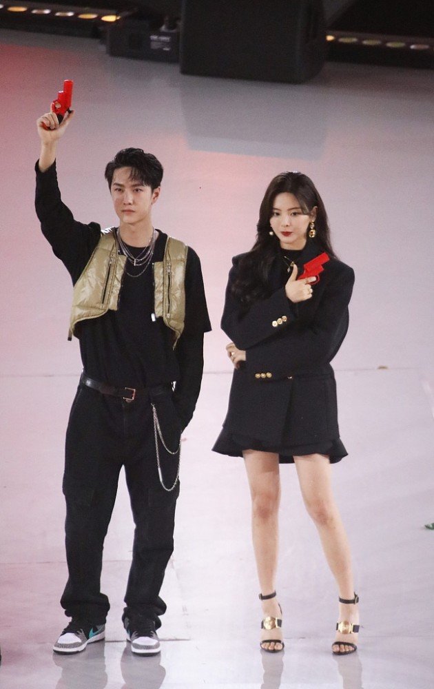 迪丽热巴|女儿追星迪丽热巴，意外碰到妈妈追星华晨宇，母女俩对话太搞笑