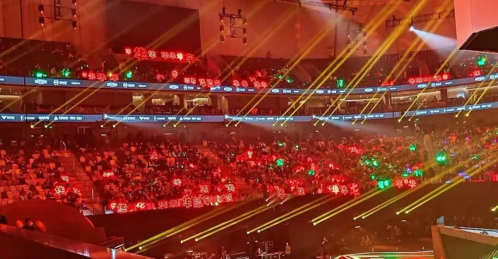 迪丽热巴|女儿追星迪丽热巴，意外碰到妈妈追星华晨宇，母女俩对话太搞笑