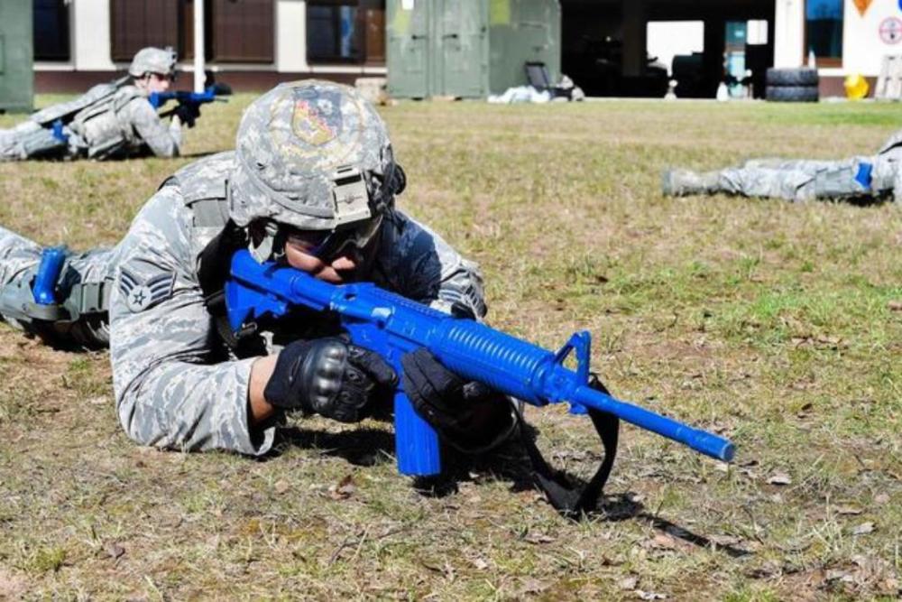 美國海軍模擬訓練士兵用模型槍訓練塑料槍與真槍有何區別