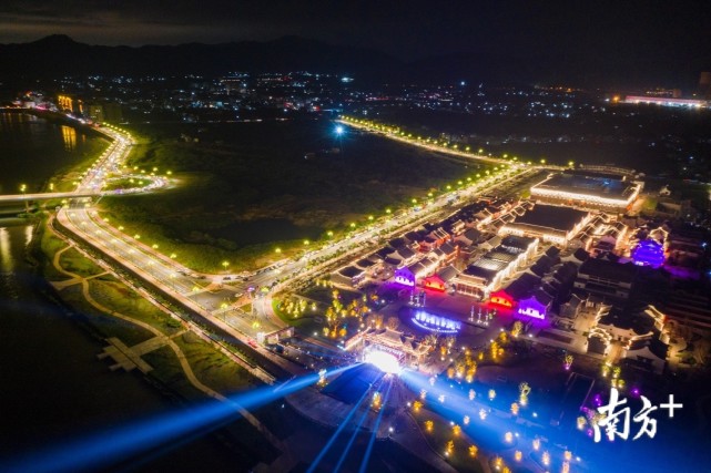 夜幕降临,梅县区丙村镇红光村没有像过去那样遁入漆黑的夜色中,月光如