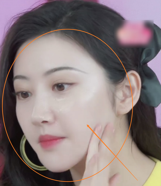 景甜在直播镜头前卸妆没有粉底液的修饰皮肤状态令人怀疑双眼