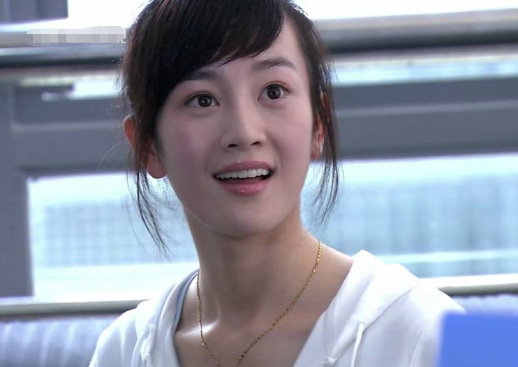 张檬抛弃网红脸染回黑发剪斜刘海近照回归夏家三千金时期