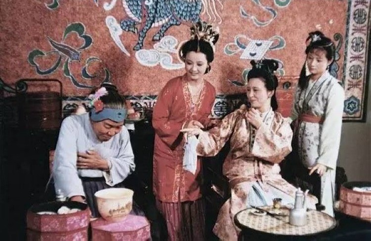 刘姥姥|《红楼梦》里，刘姥姥实为警幻仙子的凡间化身？