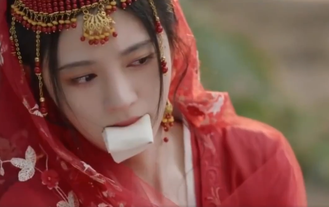 鞠婧祎演被绑架嘴里塞抹布看上去像在抿口红尬到没眼看