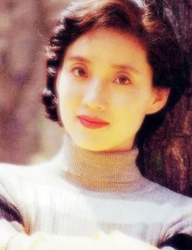 李修平|央视第一美人李修平：3次高考落榜，2次婚姻无儿女，57岁仍是女神